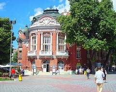 На 05.06.1932 г. театърът е открит с водосвет и общоградско тържество